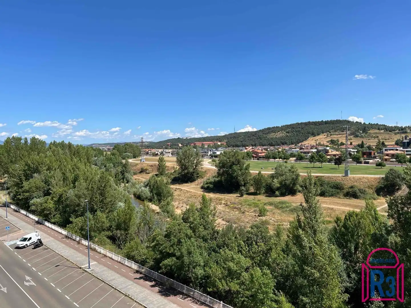 Vista exterior de Piso en venta en León Capital  con Calefacción, Terraza y Trastero