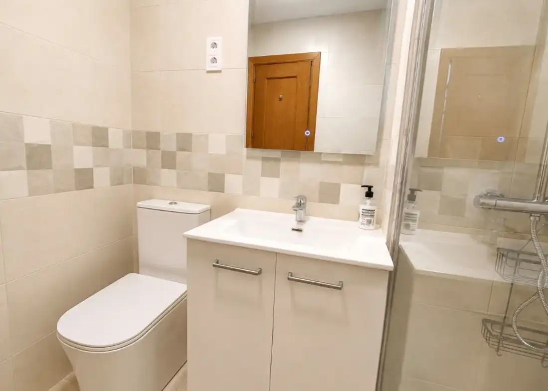 Badezimmer von Wohnungen zur Miete in Madrid mit Klimaanlage, Heizung und Parkett