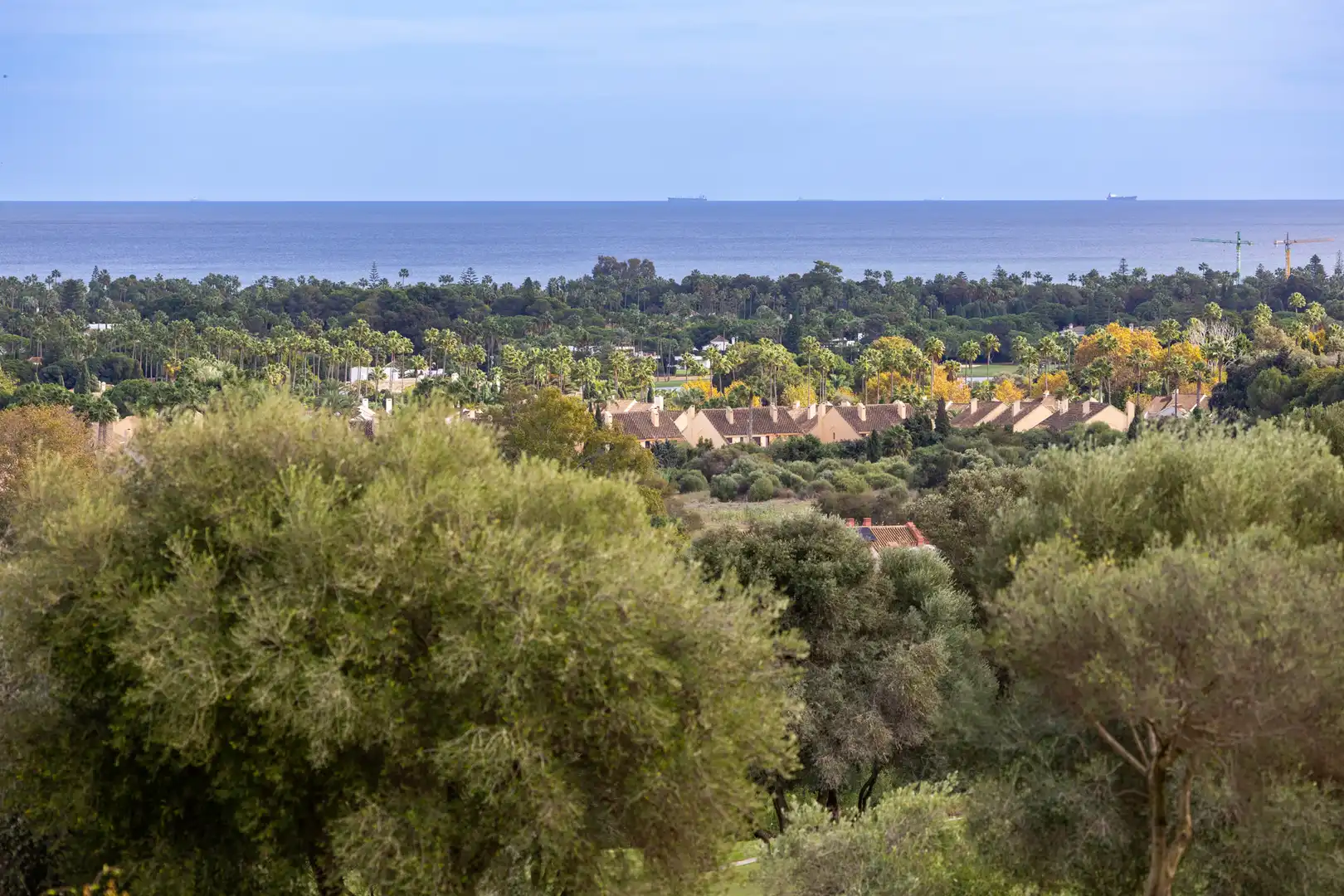 Vista exterior de Casa adosada en venda en Sotogrande amb Aire condicionat, Calefacció i Jardí privat