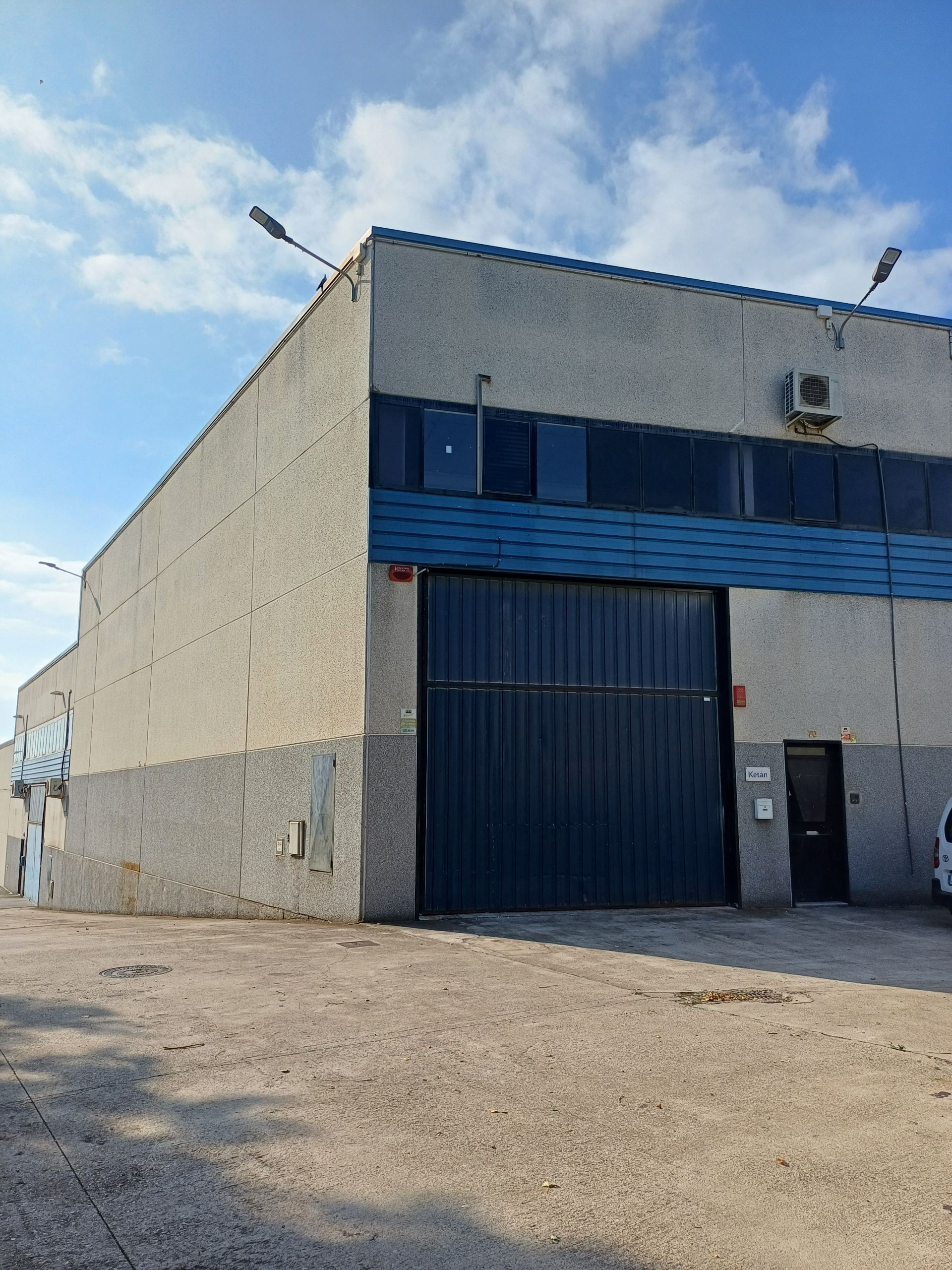Vista exterior de Nau industrial en venda en Santa Perpètua de Mogoda