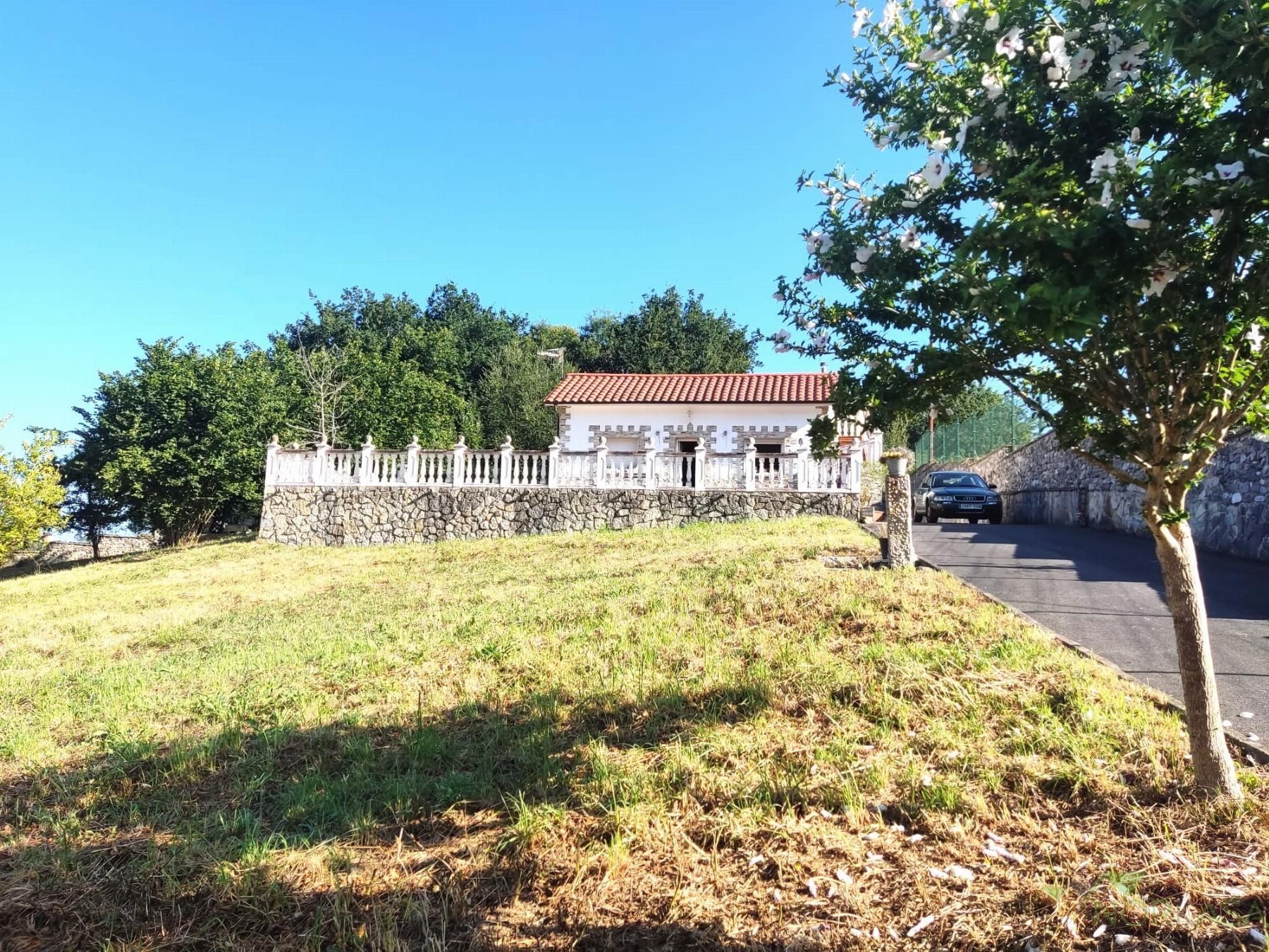 Vista exterior de Casa o xalet en venda en Oviedo  amb Calefacció, Terrassa i Traster