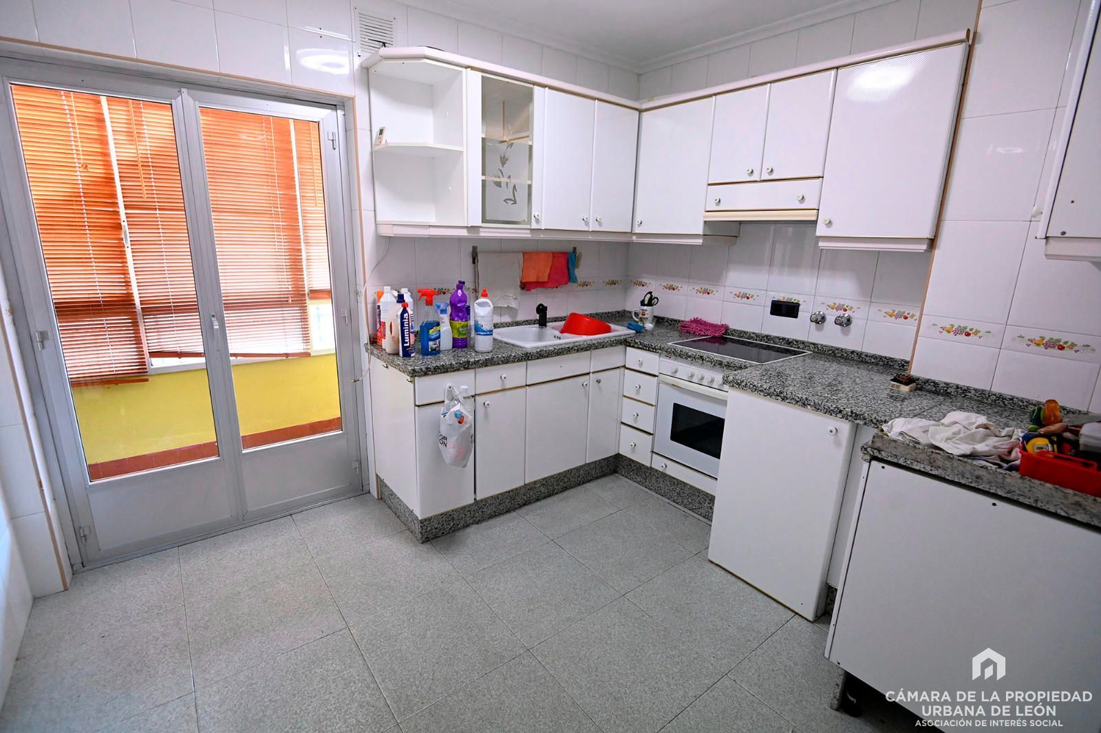 Kitchen of Flat for sale in León Capital   with Heating and Storage room