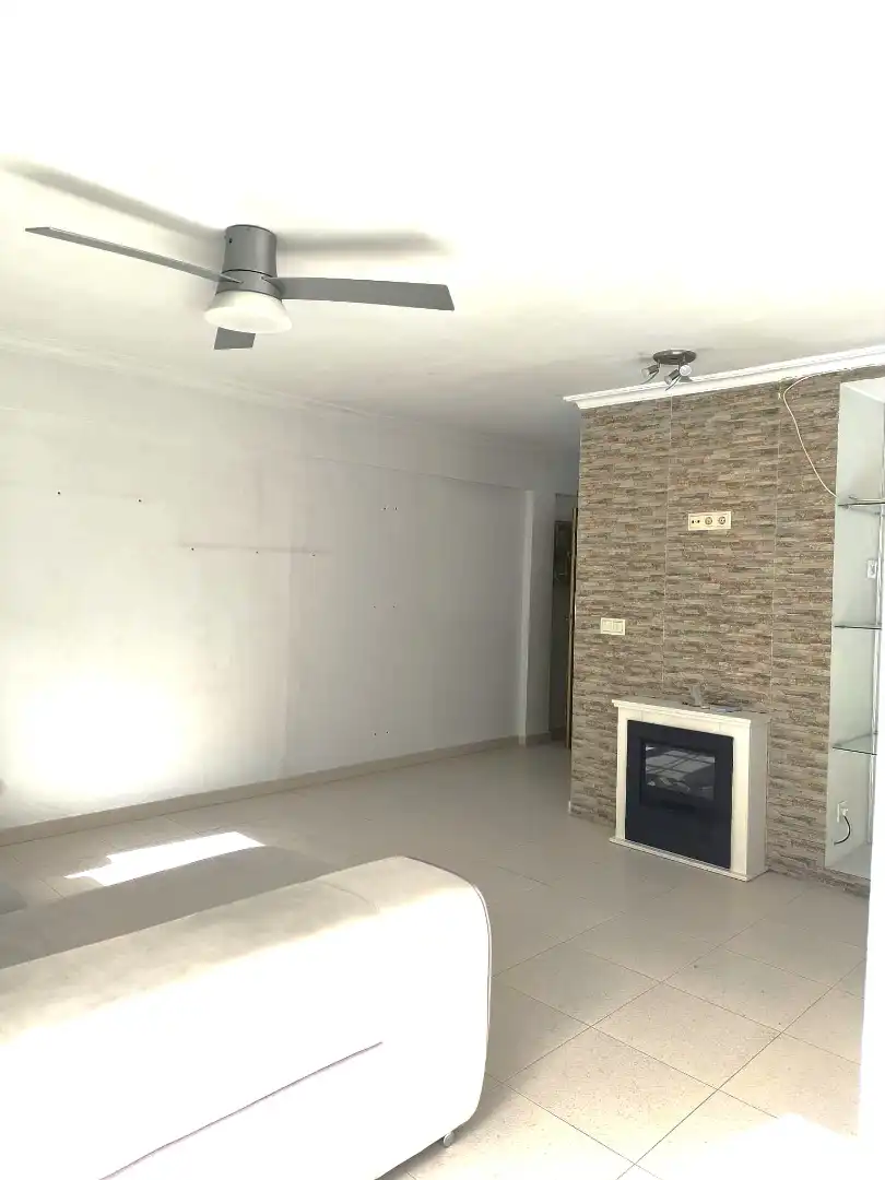 Living room of Flat for sale in Sevilla  with Air Conditioner, Heating and Balcony