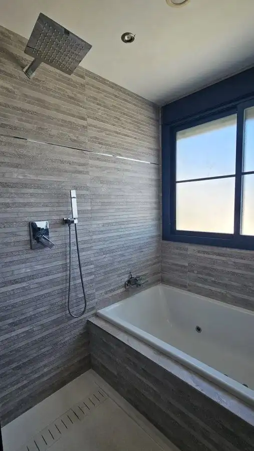 Badezimmer von Wohnungen zum Verkauf in La Alcaidesa mit Klimaanlage, Heizung und Terrasse