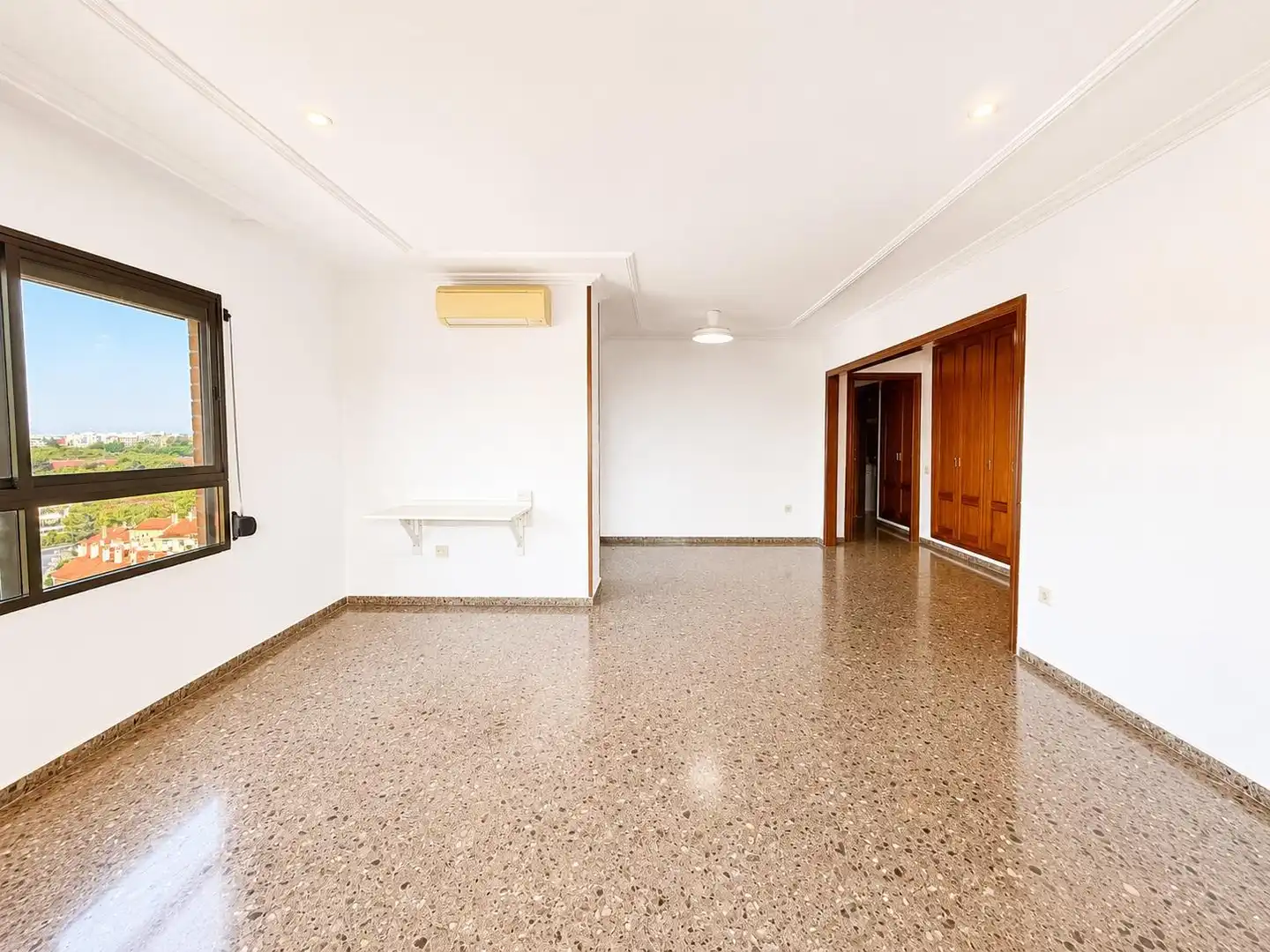Flat for rent in Paterna  with Balcony