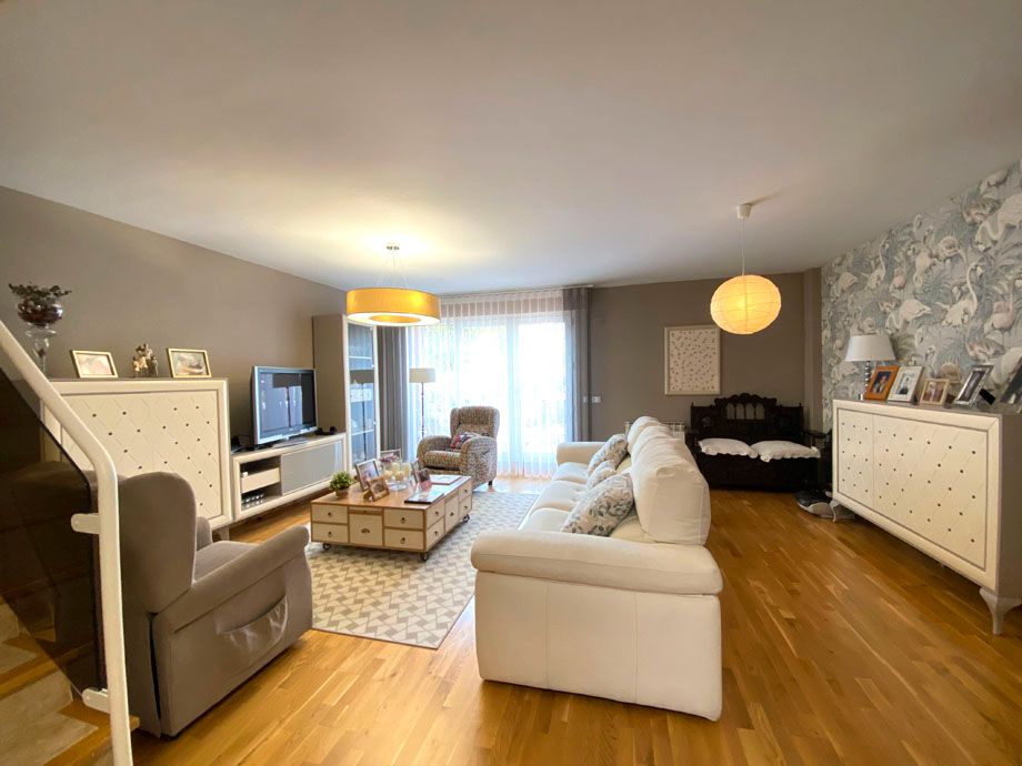 Sala d'estar de Casa o xalet en venda en Miranda de Ebro amb Calefacció, Jardí privat i Traster