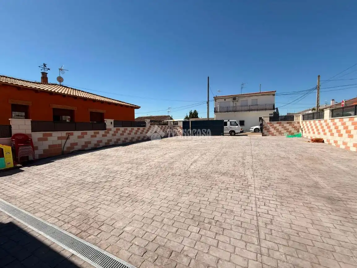 Aparcament de Casa o xalet en venda en Galápagos amb Calefacció, Jardí privat i Terrassa