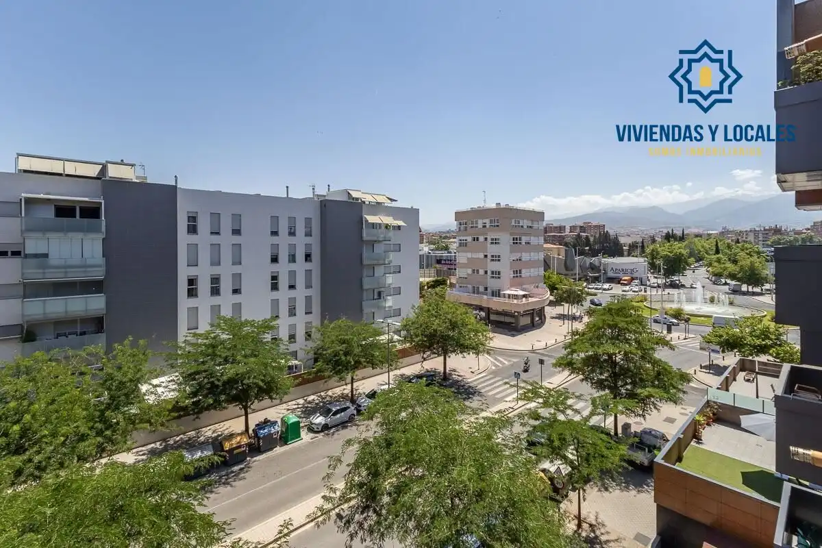 Vista exterior de Pis en venda en Granada amb Piscina comunitària