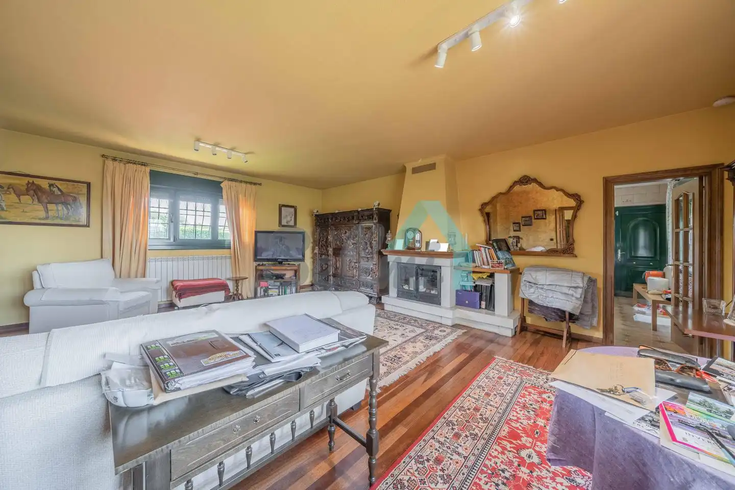 Sala d'estar de Casa o xalet en venda en Oviedo  amb Calefacció, Jardí privat i Parquet