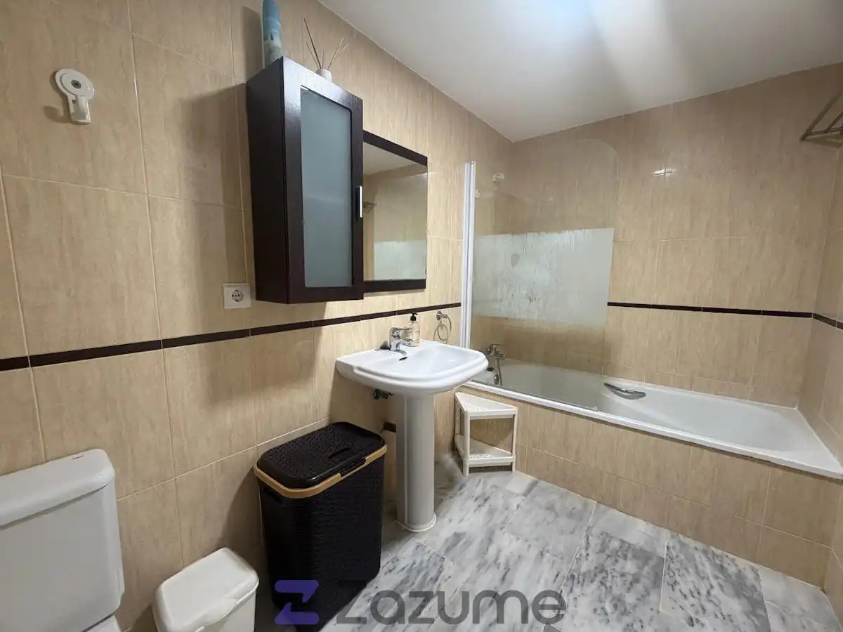 Baño de Piso de alquiler en Manilva con Aire acondicionado, Terraza y Piscina