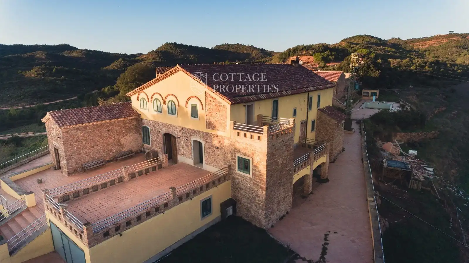Vista exterior de Finca rústica en venda en Sant Llorenç Savall amb Calefacció i Piscina