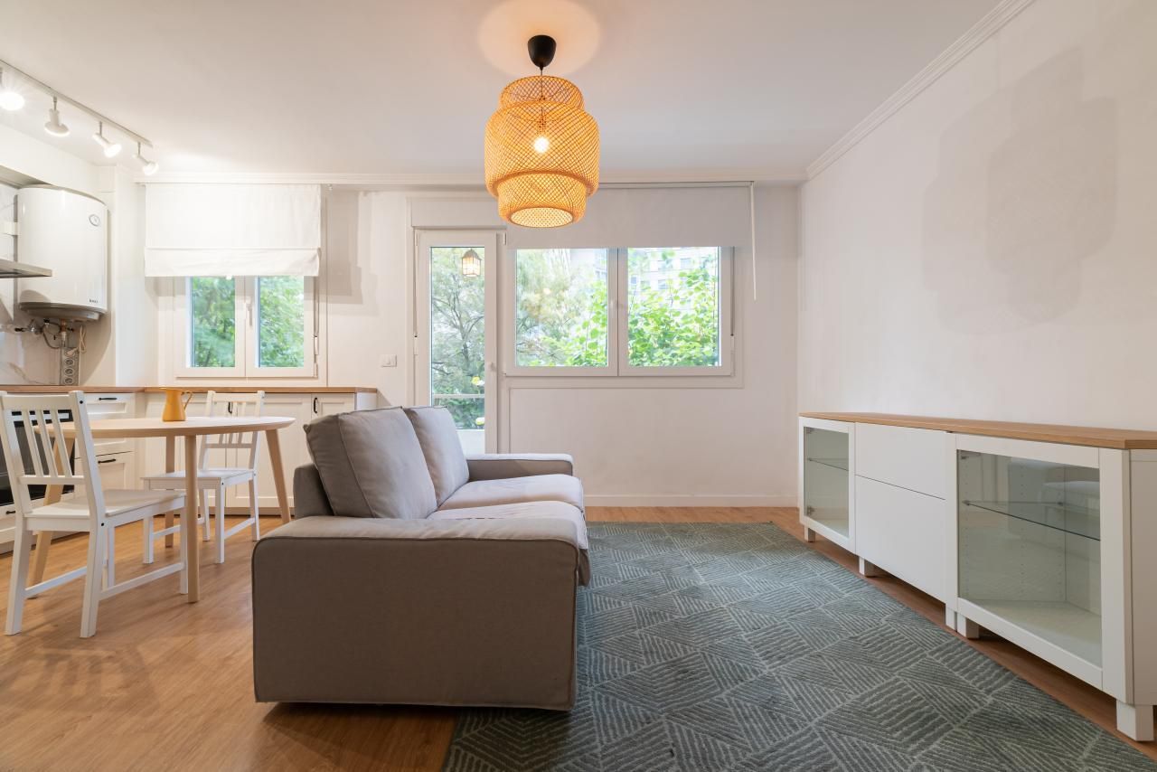 Living room of Flat for sale in Vigo   with Heating, Storage room and Furnished