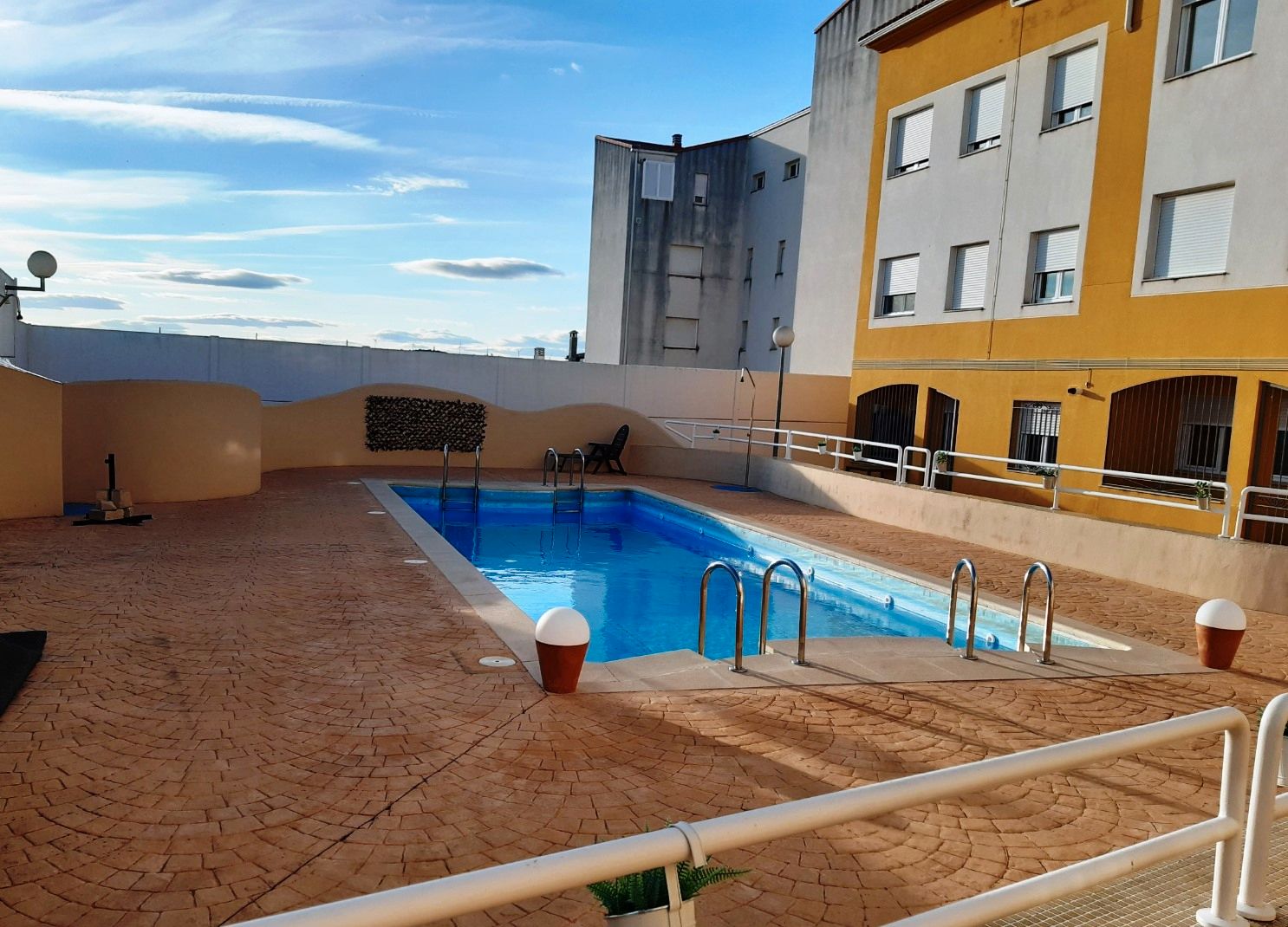 Piscina de Dúplex de alquiler en Malpartida de Plasencia con Aire acondicionado, Calefacción y Parquet