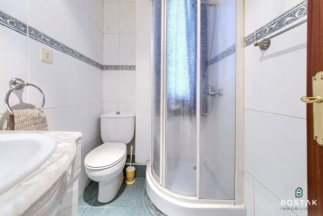 Baño de Piso en venta en Bilbao  con Calefacción y Balcón