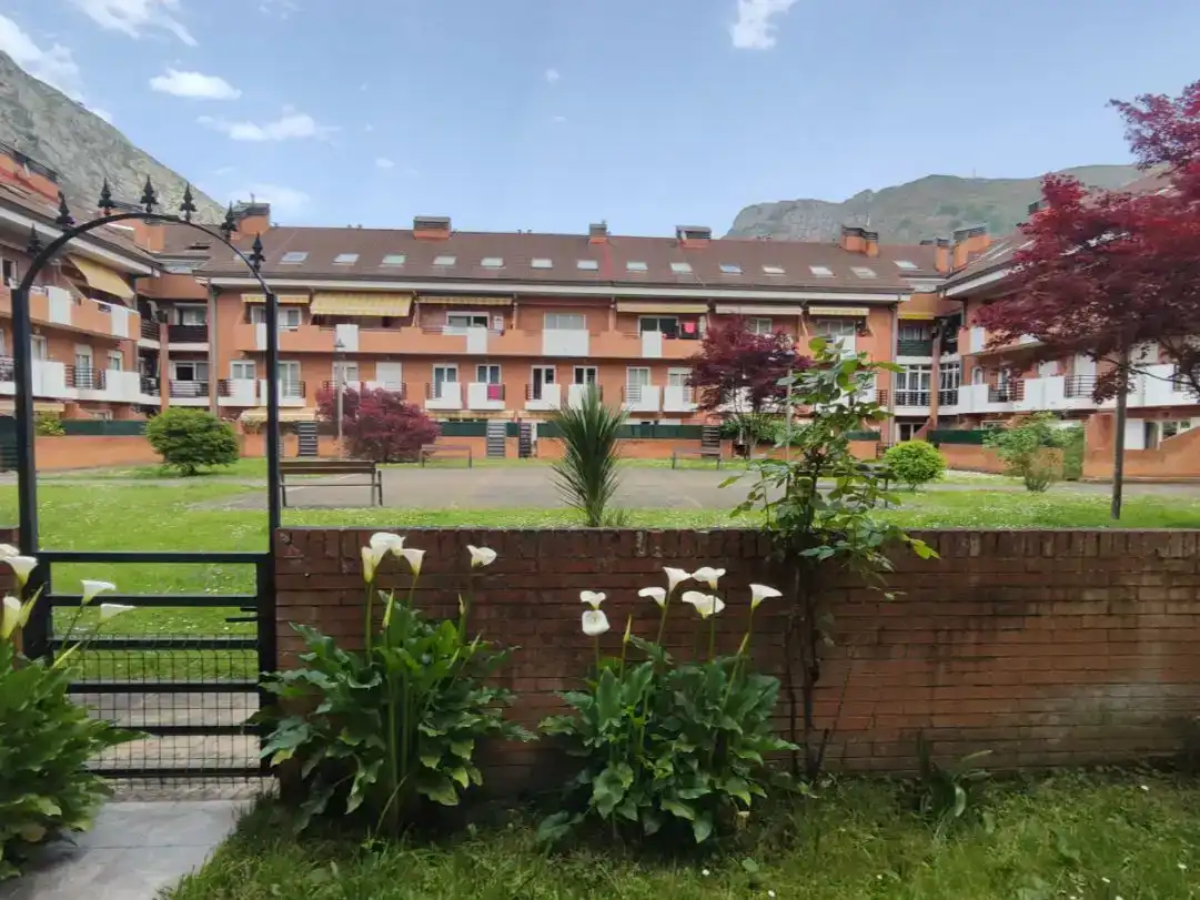 Vista exterior de Dúplex en venda en Morcín amb Jardí privat, Parquet i Traster