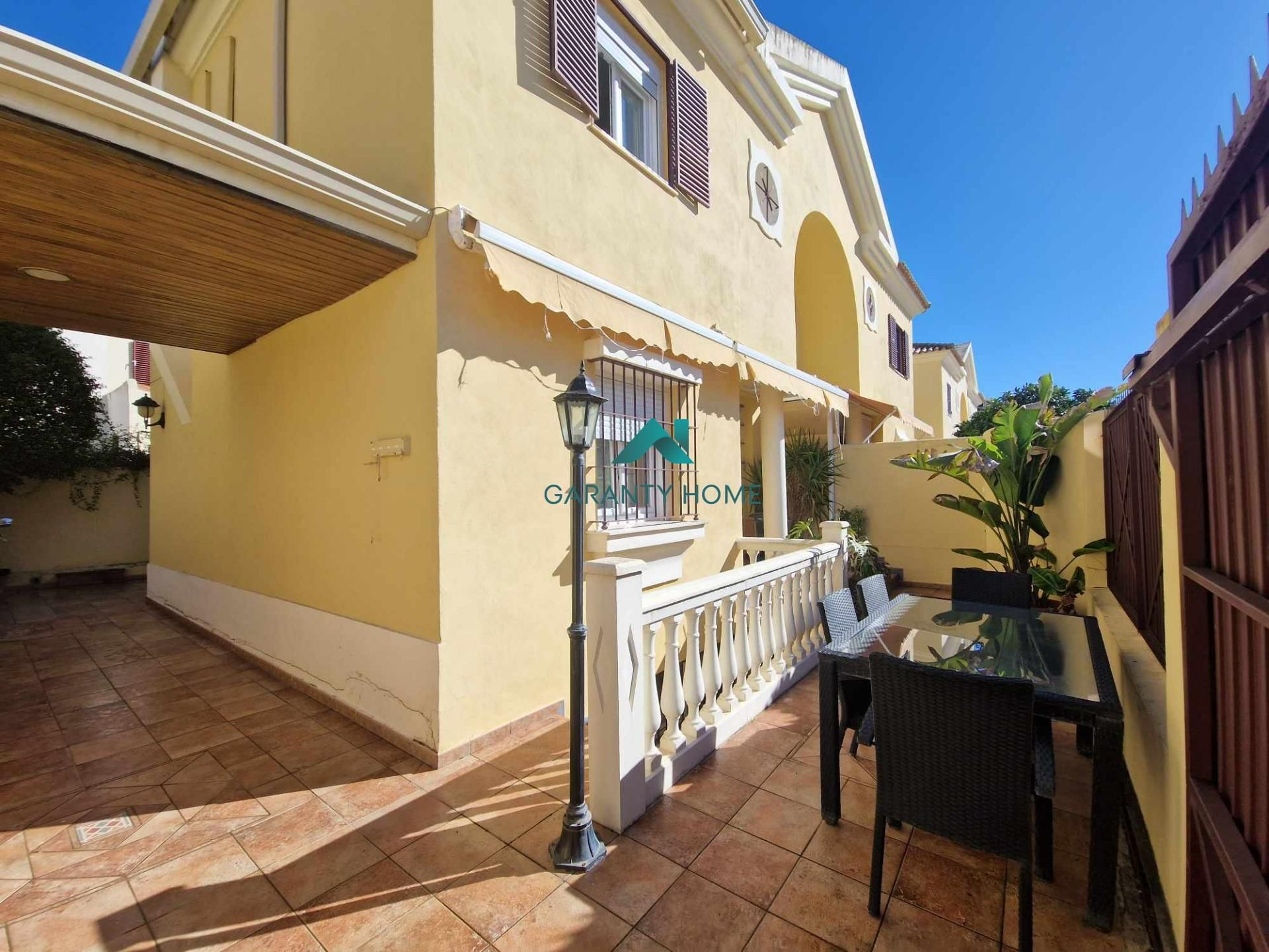 Vista exterior de Casa adosada en venda en Jerez de la Frontera amb Parquet