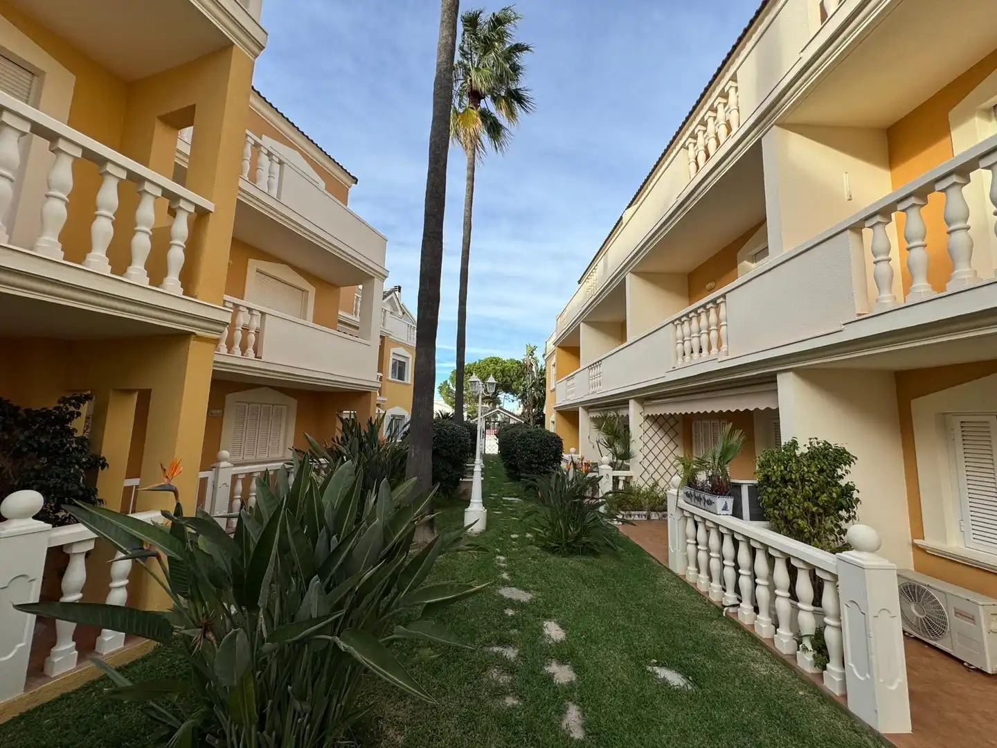 Vista exterior de Casa adosada en venta en Dénia con Aire acondicionado, Calefacción y Jardín privado
