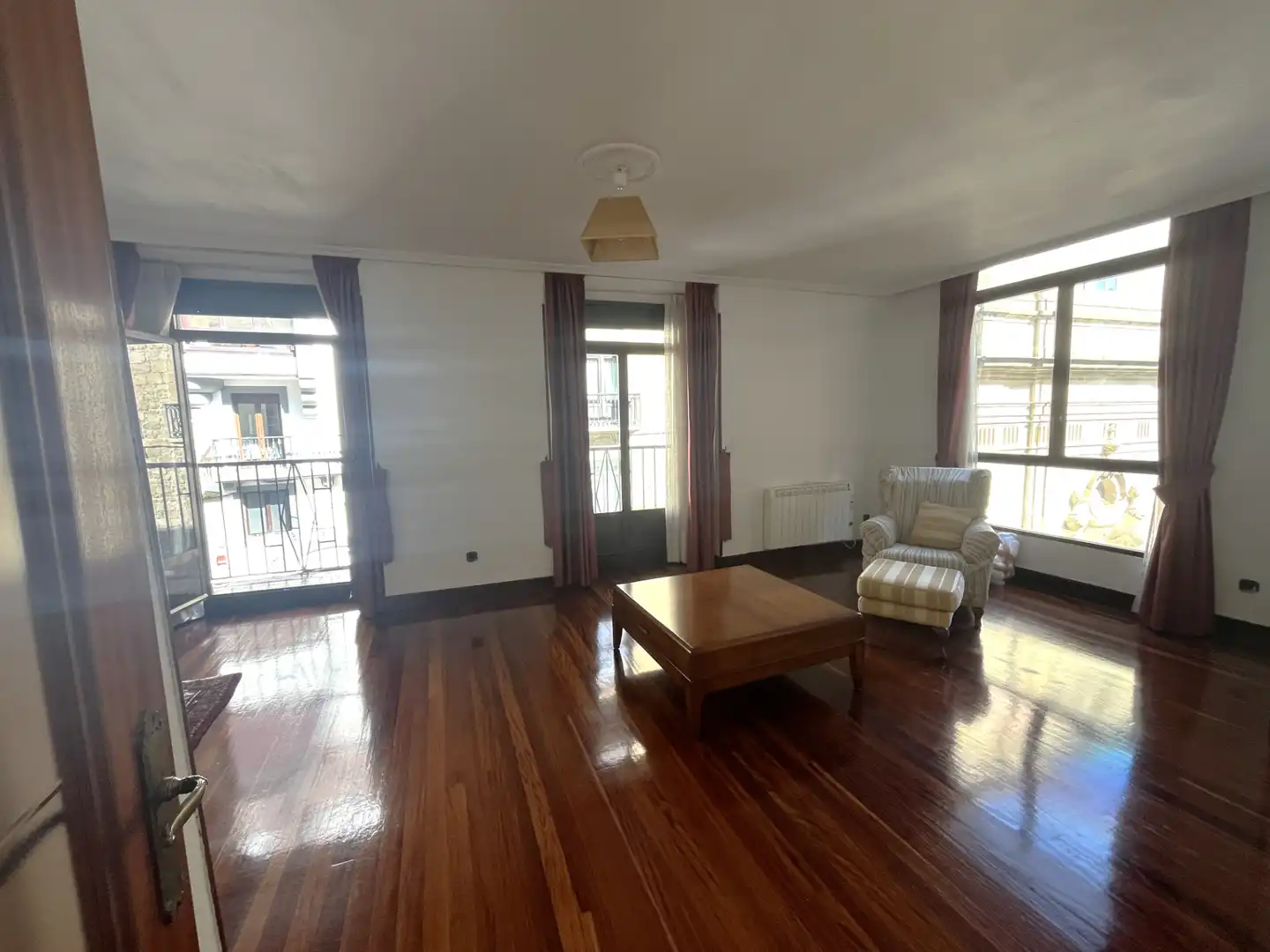 Sala d'estar de Pis en venda en Donostia - San Sebastián  amb Calefacció, Parquet i Forn