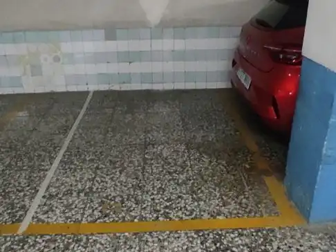 Moto de lloguer a Arquitecto Guardiola 15, imagen 2