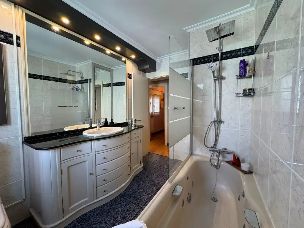 Baño de Piso en venta en Gijón  con Calefacción, Parquet y Horno