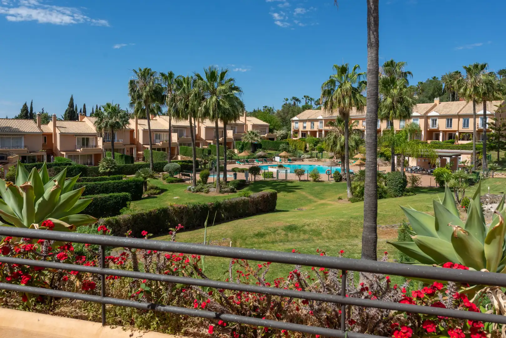 Jardín de Casa adosada en venta en Benahavís con Aire acondicionado, Terraza y Piscina