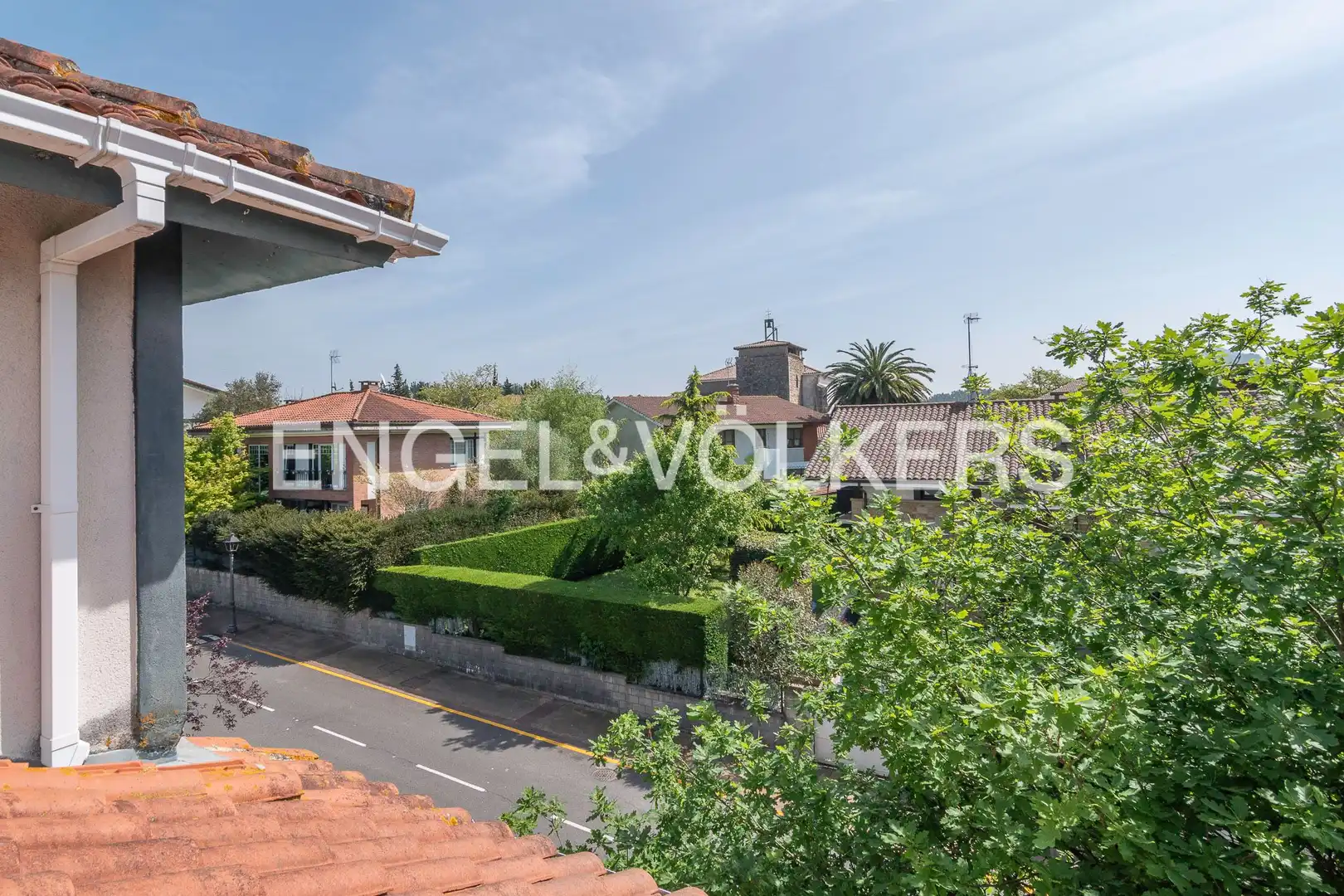 Außenansicht von Einfamilien-Reihenhaus zum Verkauf in Gamiz-Fika mit Heizung, Privatgarten und Terrasse