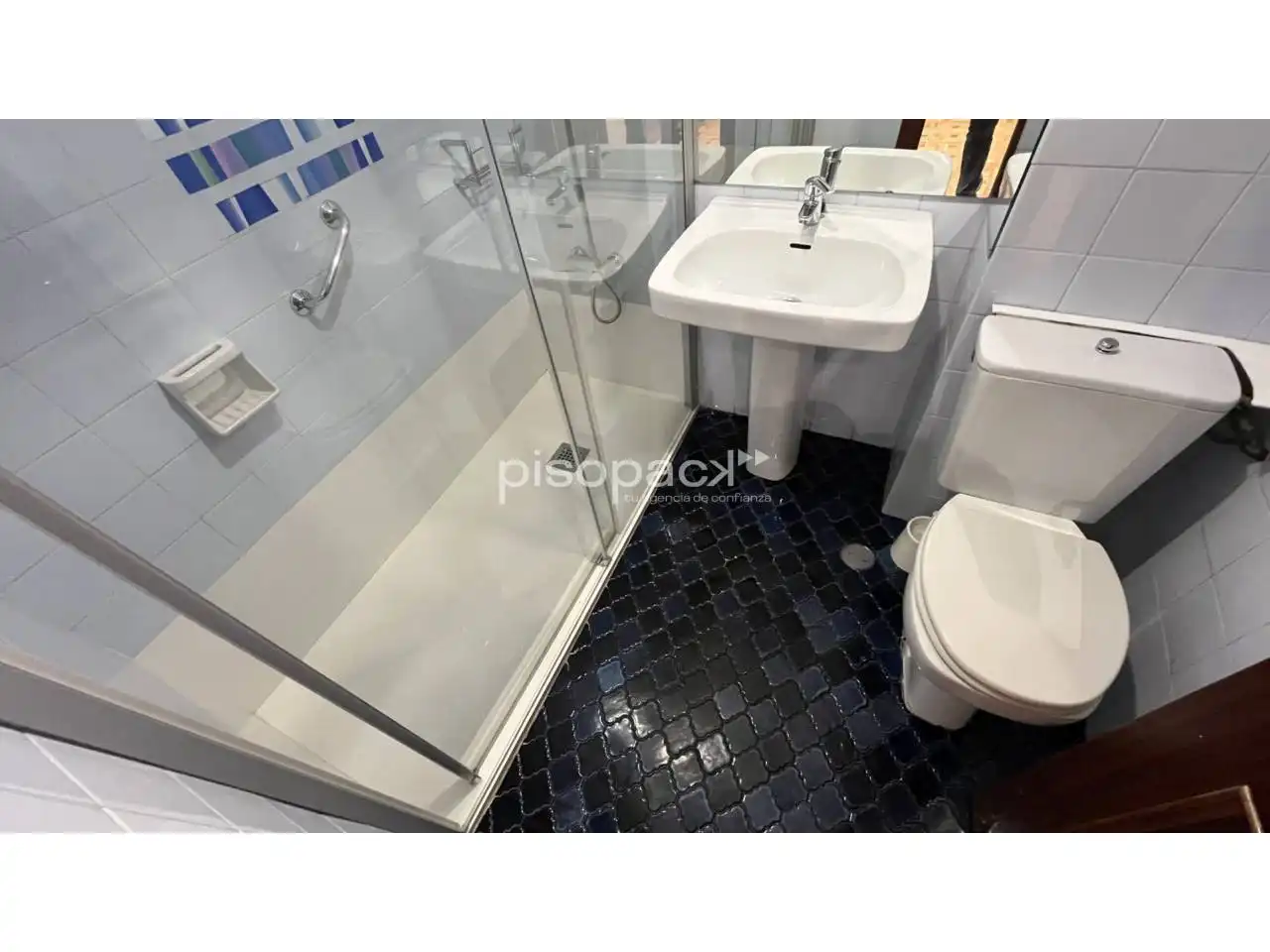 Bathroom of Flat for sale in  Pamplona / Iruña  with Heating, Parquet flooring and Alarm