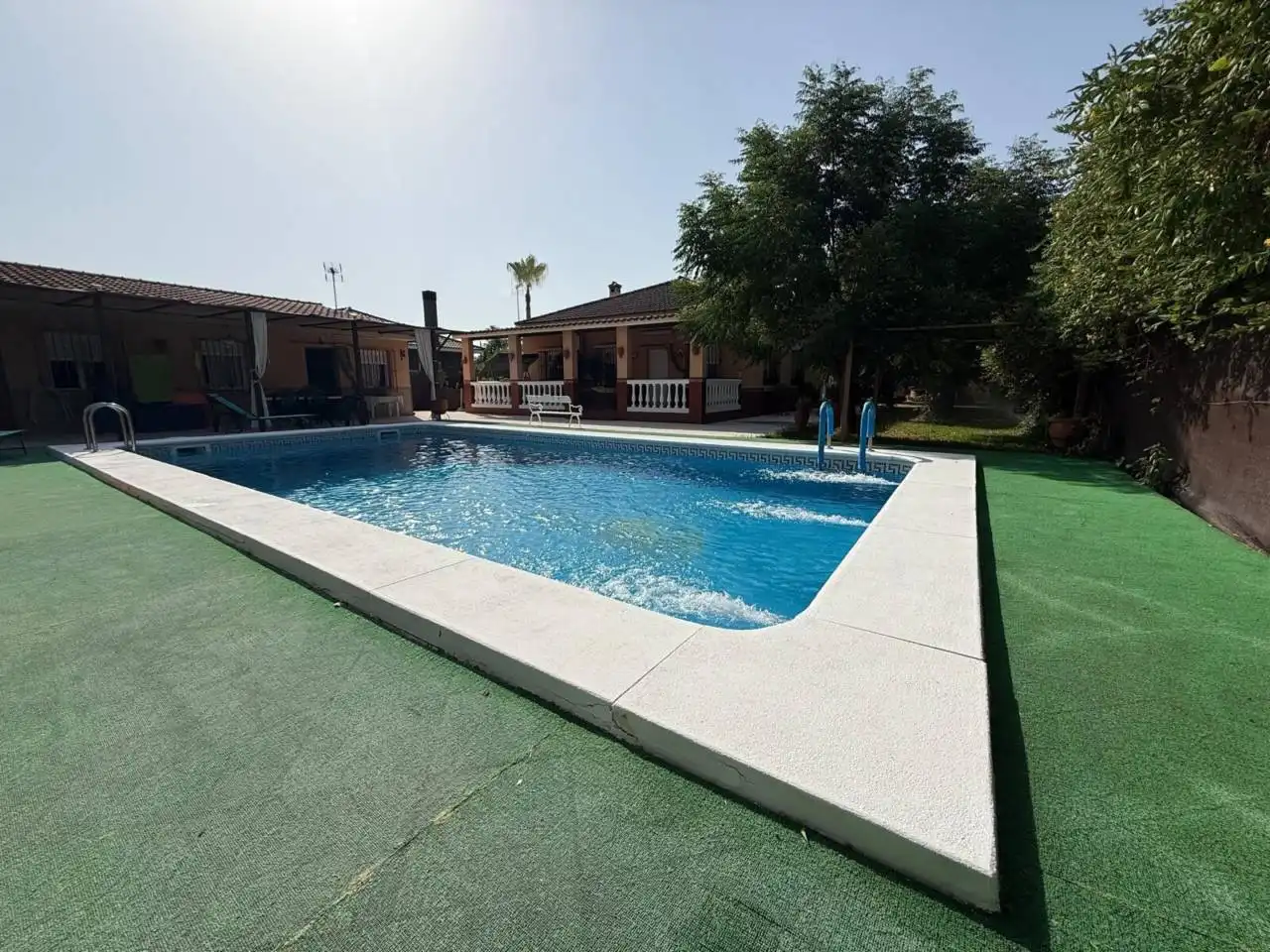 Chalet con piscina en venta en Calle Capricornio 258