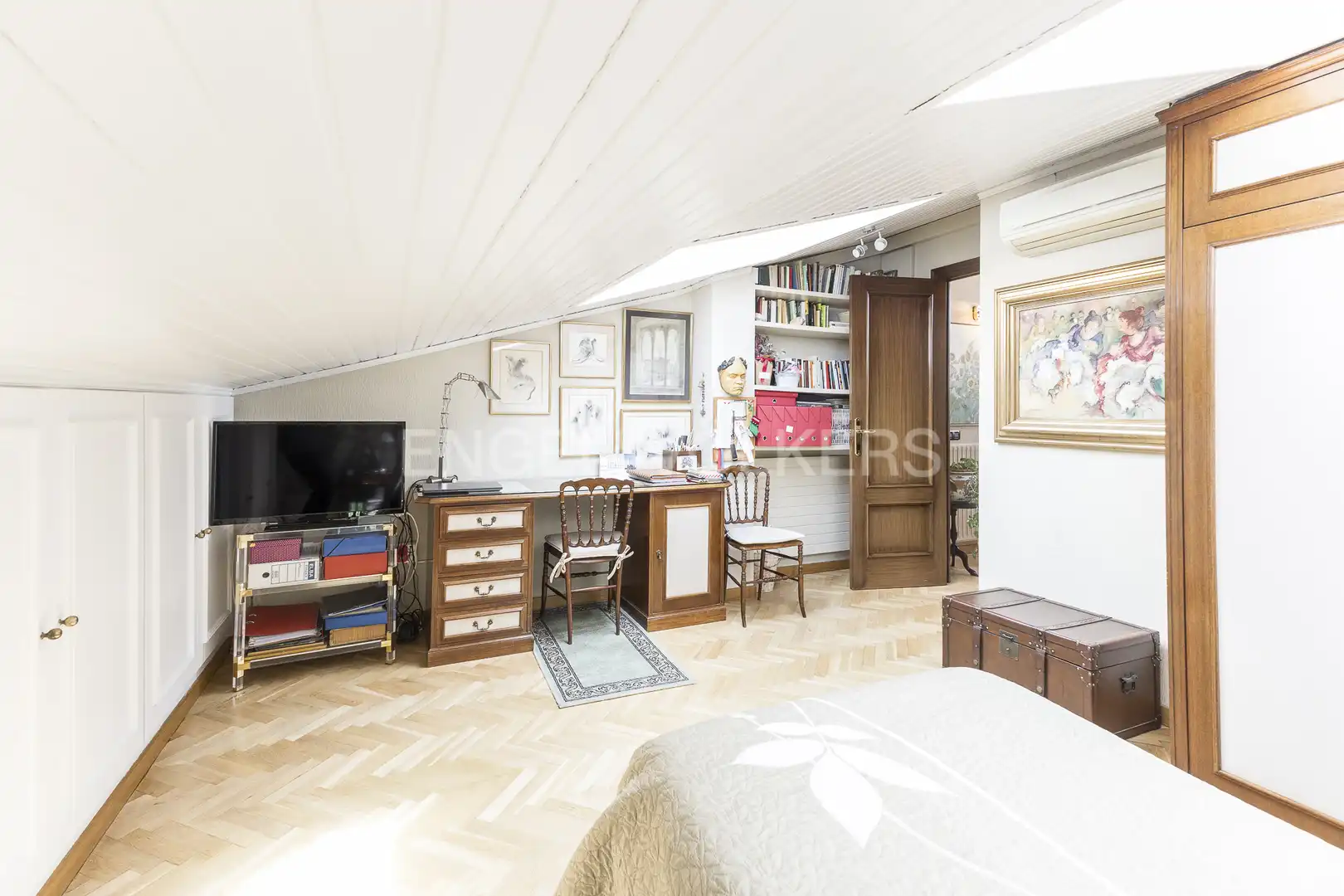 Schlafzimmer von Einfamilien-Reihenhaus zum Verkauf in Barcelona mit Heizung, Privatgarten und Parkett