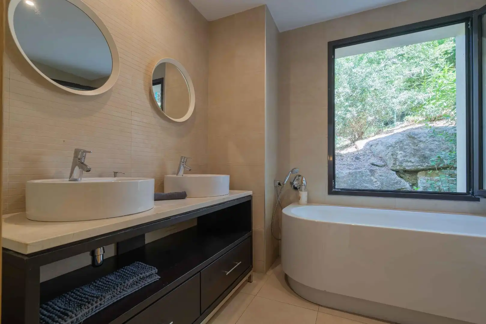 Bany de Apartament en venda en Marbella amb Aire condicionat, Calefacció i Jardí privat