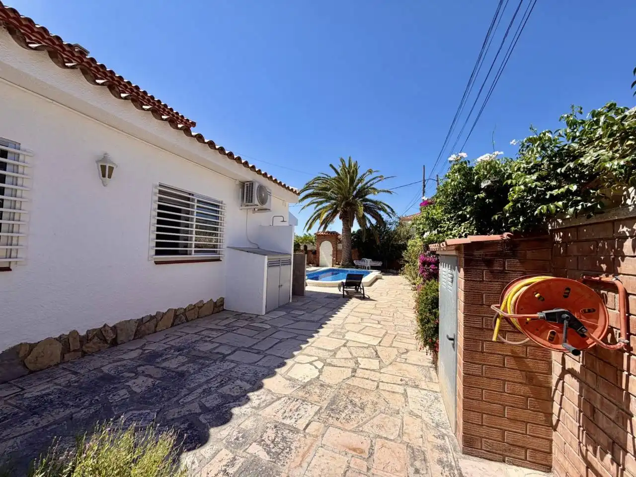 Vista exterior de Casa o xalet en venda en Mont-roig del Camp amb Aire condicionat, Calefacció i Jardí privat