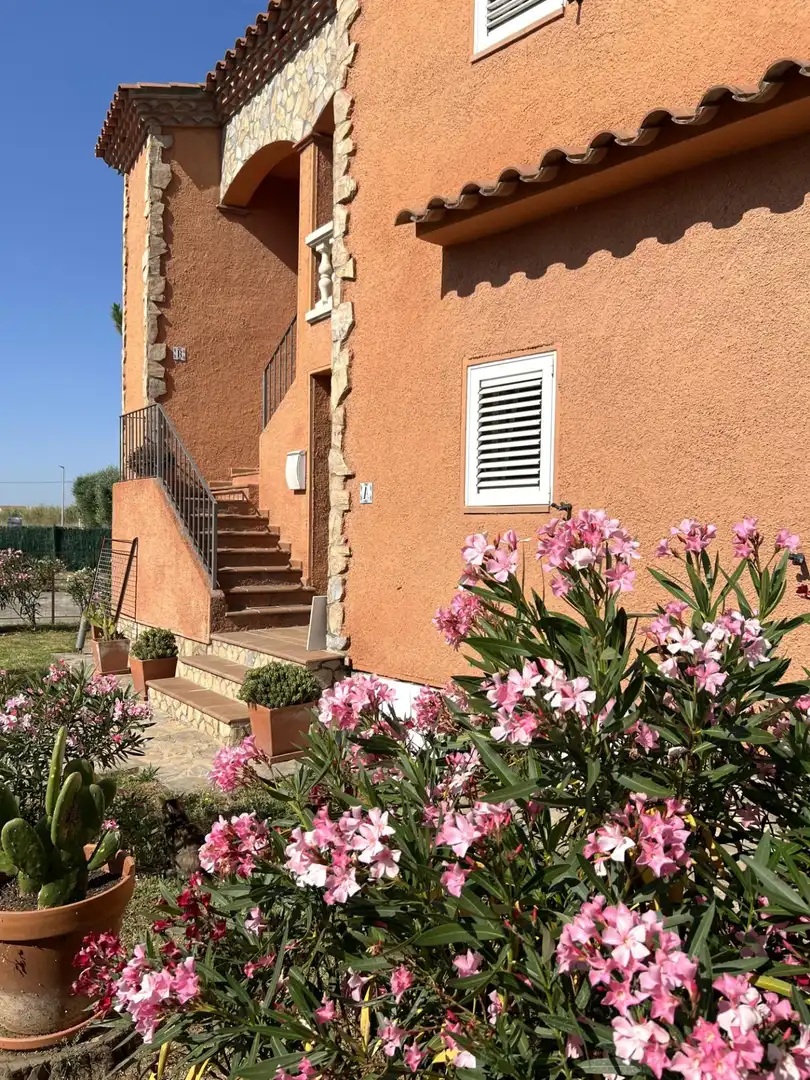 Außenansicht von Wohnung zum Verkauf in Torroella de Fluvià mit Klimaanlage, Privatgarten und Terrasse