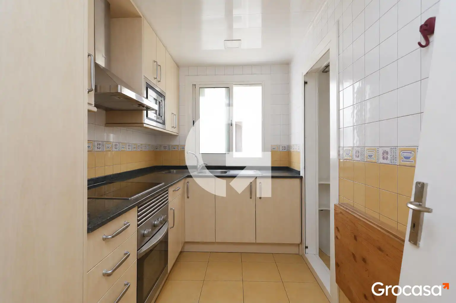 Cuina de Pis en venda en Barcelona amb Forn, Rentadora i TV