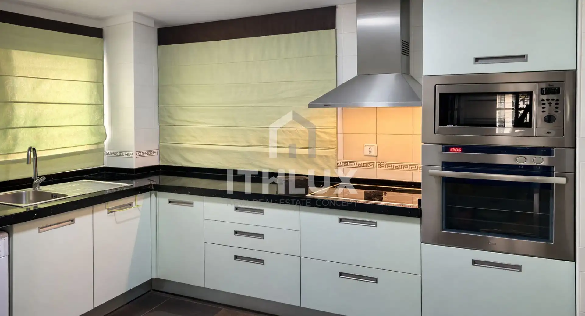 Kitchen of Flat for sale in Sevilla  with Air Conditioner and Terrace
