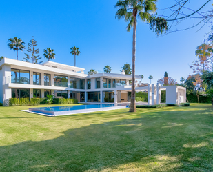 Vista exterior de Casa o xalet en venda en Sotogrande amb Aire condicionat, Calefacció i Jardí privat