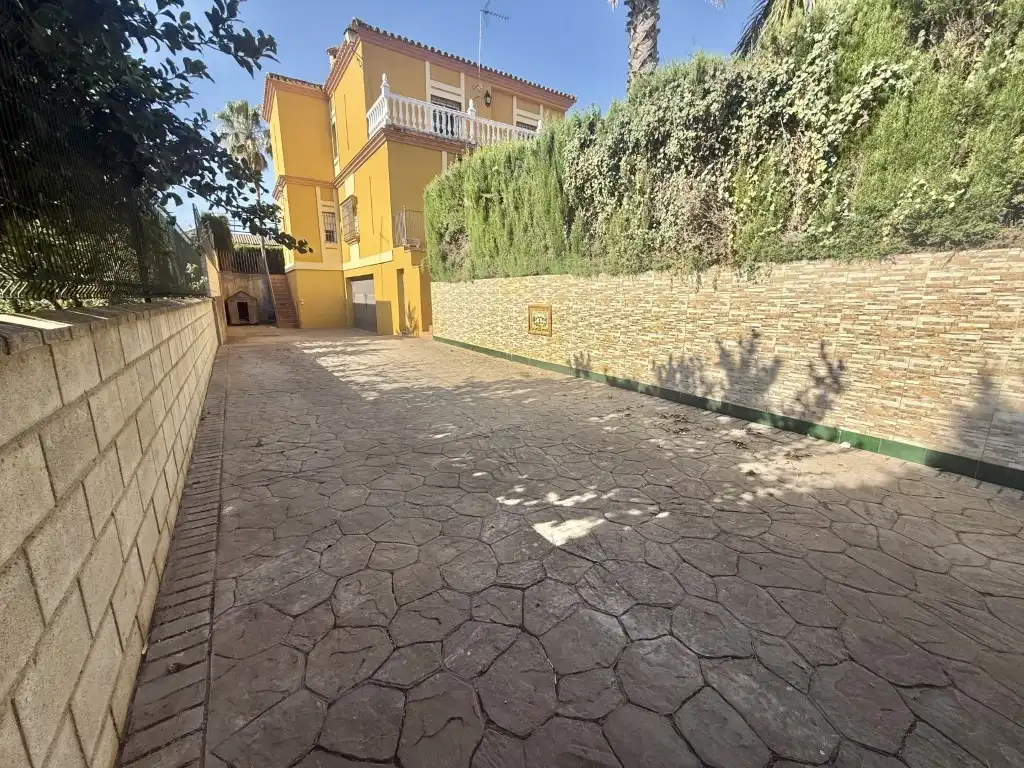 Vista exterior de Casa o chalet en venta en Mairena del Alcor con Amueblado y Balcón