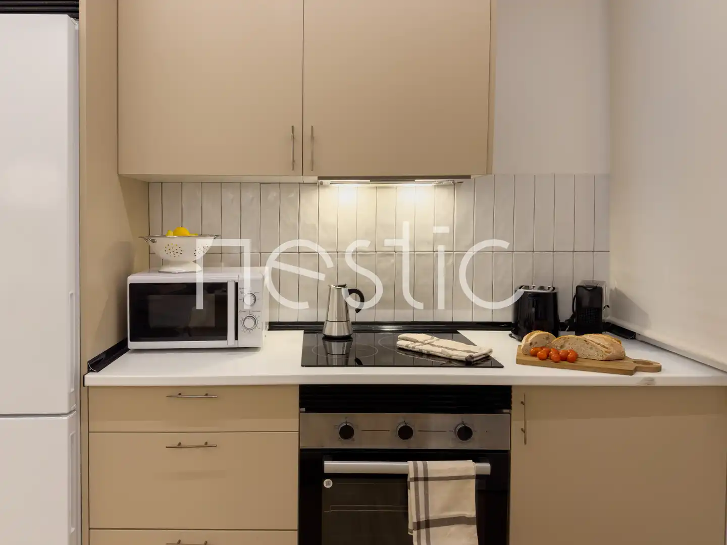 Cuina de Apartament de lloguer en Madrid amb Aire condicionat, Calefacció i Moblat
