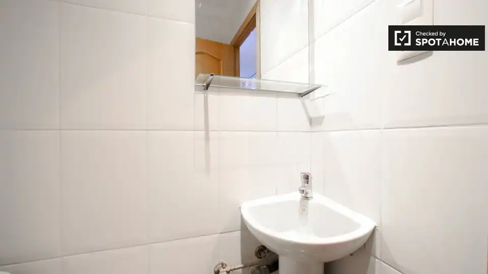 Bathroom of Flat for rent in Valencia  with Air Conditioner, Heating and Furnished