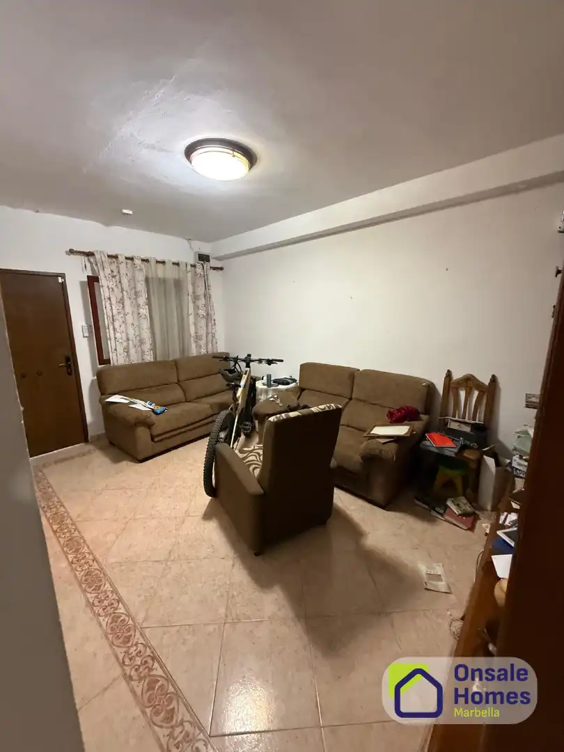 Sala d'estar de Casa adosada en venda en Marbella amb Jardí privat i Balcó