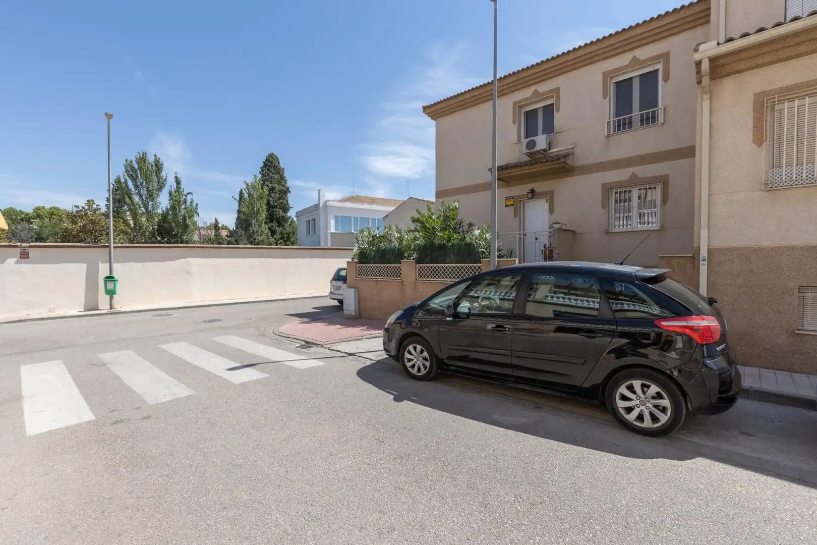 Vista exterior de Casa adosada en venda en Santa Fe amb Calefacció i Piscina comunitària