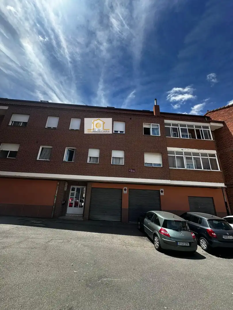 Vista exterior de Apartamento en venta en León Capital  con Calefacción, Parquet y Amueblado