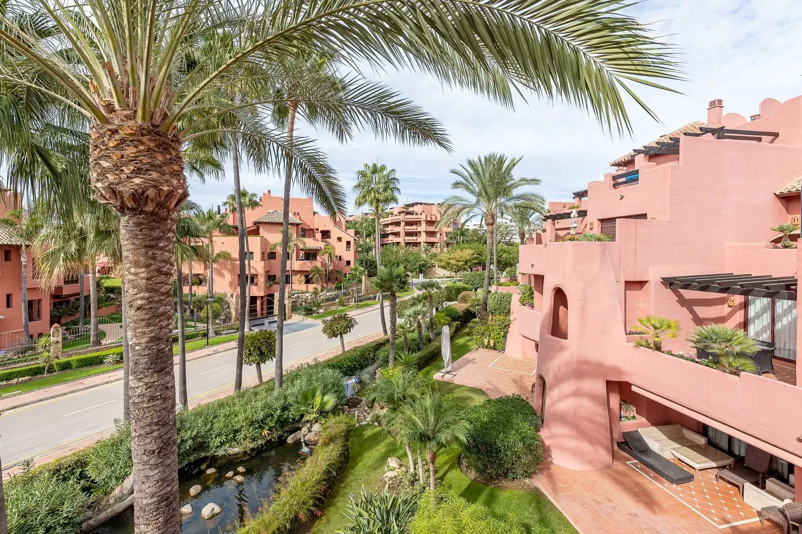Außenansicht von Maisonette zum Verkauf in Estepona mit Klimaanlage, Terrasse und Möbliert