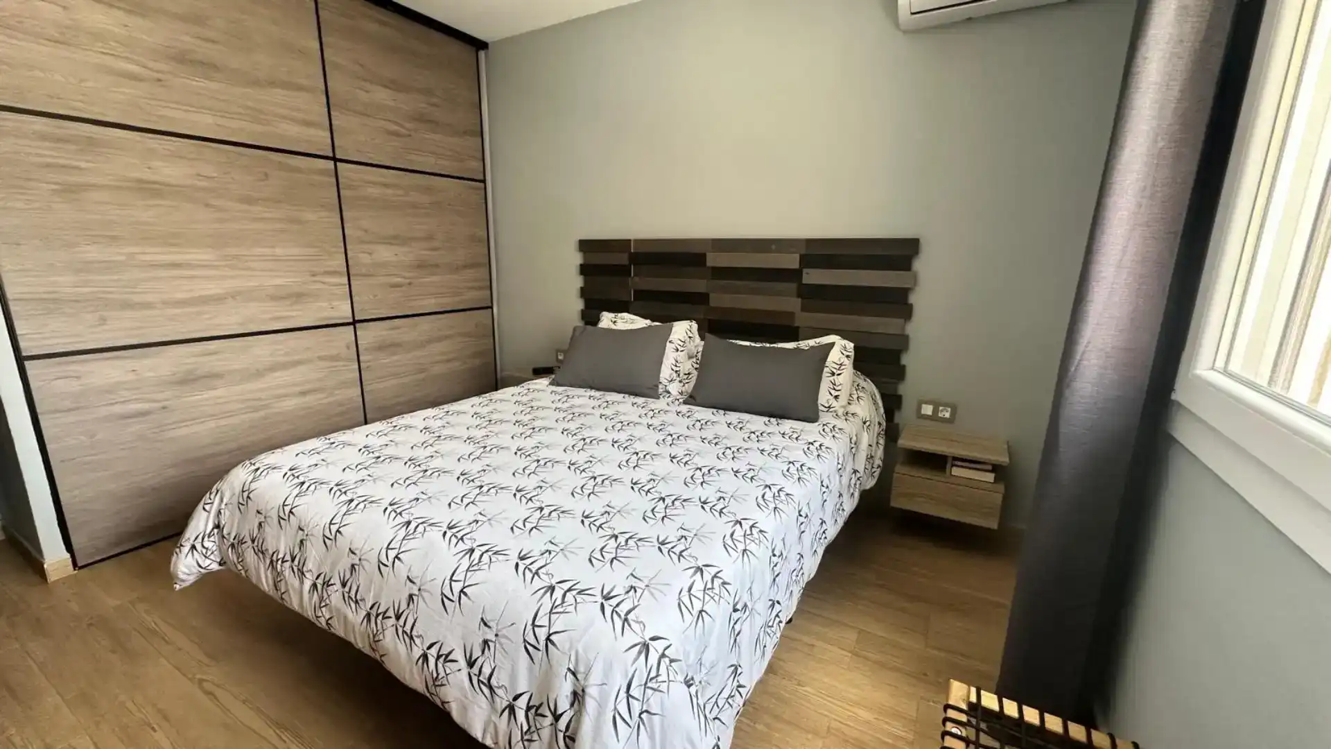 Dormitori de Casa o xalet en venda en La Línea de la Concepción amb Aire condicionat, Jardí privat i Traster