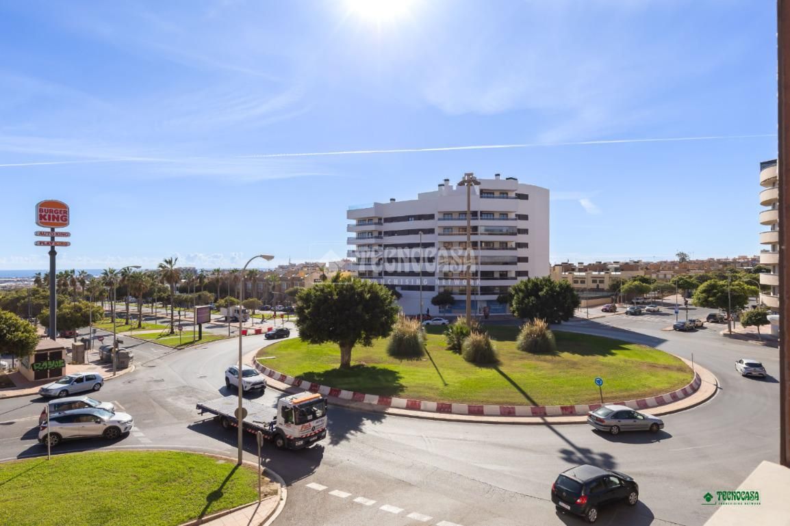 Vista exterior de Pis en venda en  Almería Capital amb Aire condicionat