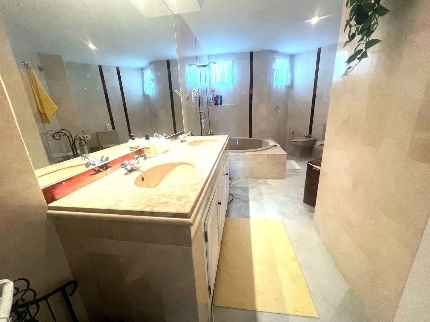 Badezimmer von Maisonette zum Verkauf in Estepona mit Klimaanlage, Terrasse und Abstellraum