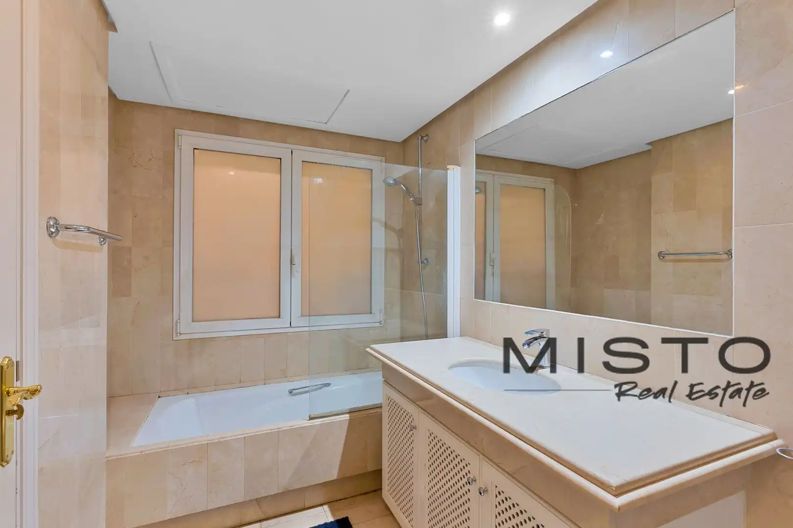 Baño de Piso en venta en Marbella con Aire acondicionado, Terraza y Piscina