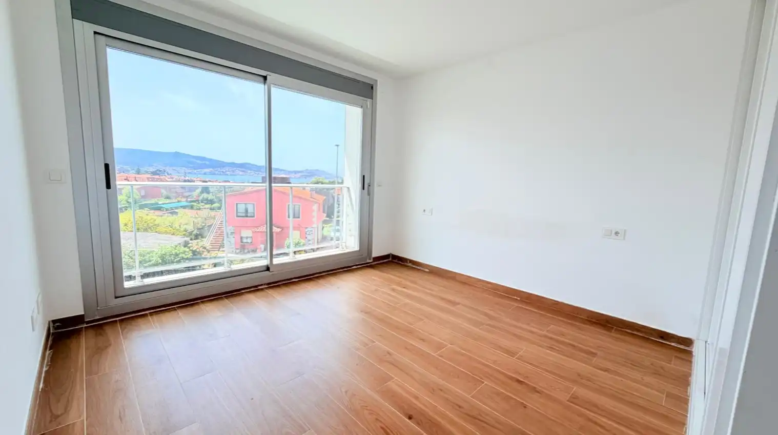 Dormitori de Casa adosada de lloguer en Nigrán amb Jardí privat, Terrassa i Balcó