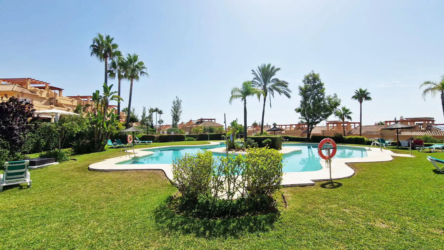 Garten von Einfamilien-Reihenhaus zum Verkauf in Estepona mit Klimaanlage, Privatgarten und Terrasse