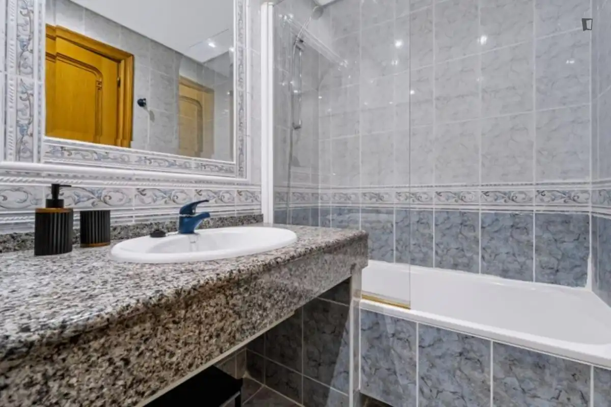 Baño de Casa o chalet para compartir en Madrid con Calefacción, Amueblado y Horno