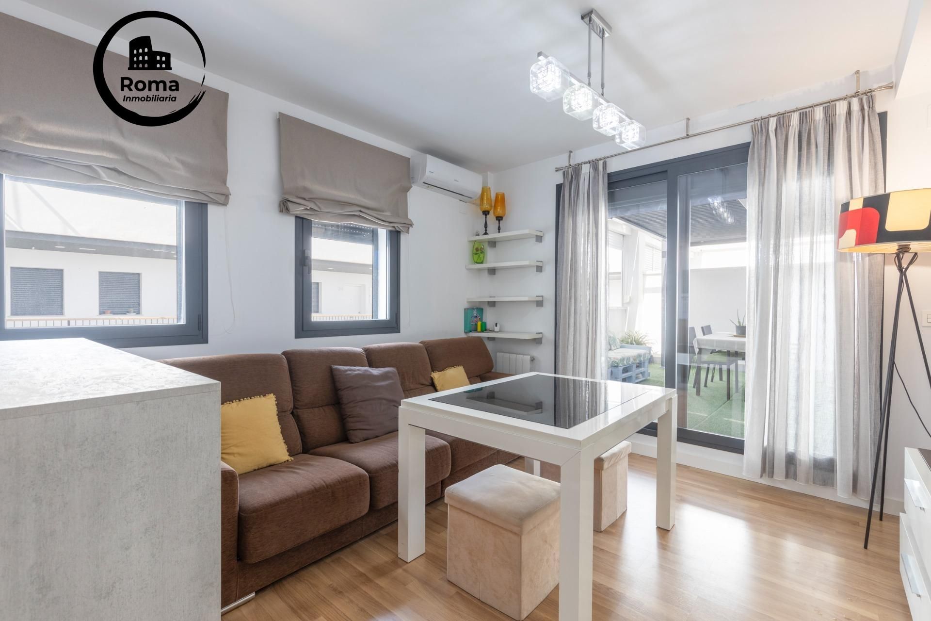 Sala d'estar de Àtic en venda en Churriana de la Vega amb Aire condicionat, Calefacció i Jardí privat